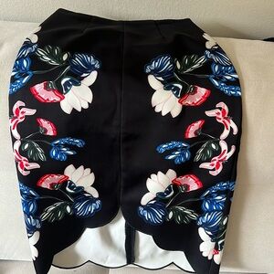 High-low skirt with scallop details. Double line and back zipper size xs